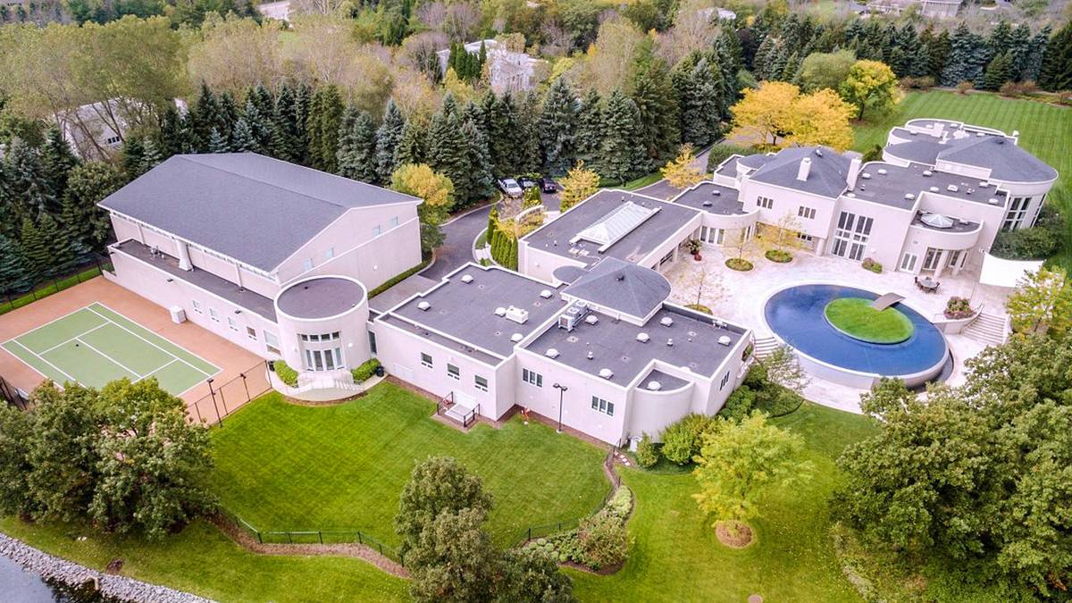 Seit 2012 sucht Jordan einen Käufer für die luxuriöse XXL-Bleibe mit 15 Badezimmern, fünf Kaminen und einer Garage für 14 Autos