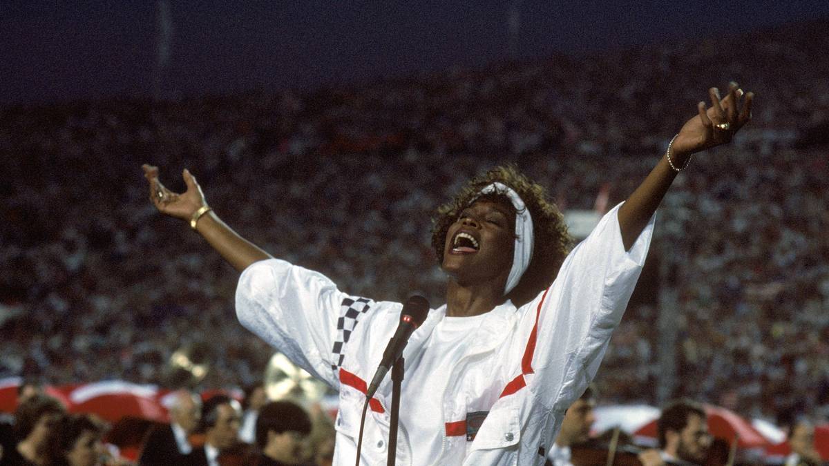 1991 scheint Ballonseide ganz hoch im Kurs zu stehen: Whitney Houston trällert in Tampa/Florida im Jogginganzug die US-Nationalhymne. Ihre unfassbare Performance geht in die Geschichte ein