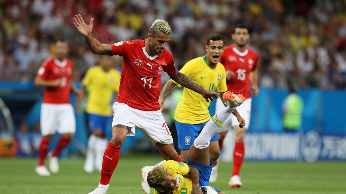 Besonders Valon Behrami hat es sich offenbar zum Ziel gesetzt, Neymar den Spaß zu nehmen