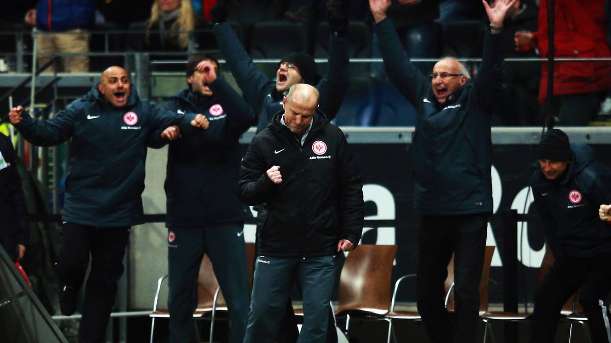 Thomas Schaaf feiert in seinem 500. Spiel als Bundesliga-Trainer einen knappen Sieg gegen Schalke. Bereits sein erstes Spiel als Bundesliga-Coach - damals noch in Bremen - gewann er gegen Schalke, ebenfalls mit 1:0.