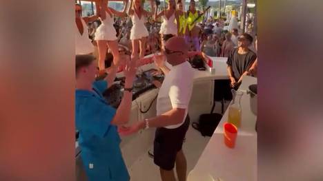 Meistertitel müssen gefeiert werden - das dachte sich auch Liverpool-Coach Arne Slot und genießt seinen Erfolg in einem Beach-Club auf Ibiza. 