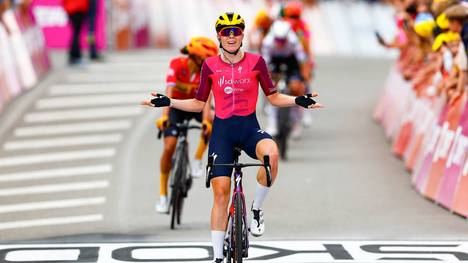 Demi Vollering realisiert gerade, dass sie doch nicht die vierte Etappe der Tour de France Femmes 2023 gewonnen hat