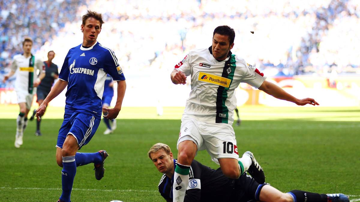 Auch im Trikot des FC Schalke hatte Neuer gegen die Gladbacher nicht immer seine besten Tage. Hier klärt Neuer zwar noch gegen Raul Bobadilla, später kommt er aber gegen Mo Idrissou zu spät. Dieser köpft bei der 1:2-Niederlage am 23. Spieltag der Saison 2010/11 das zwischenzeitliche 1:1