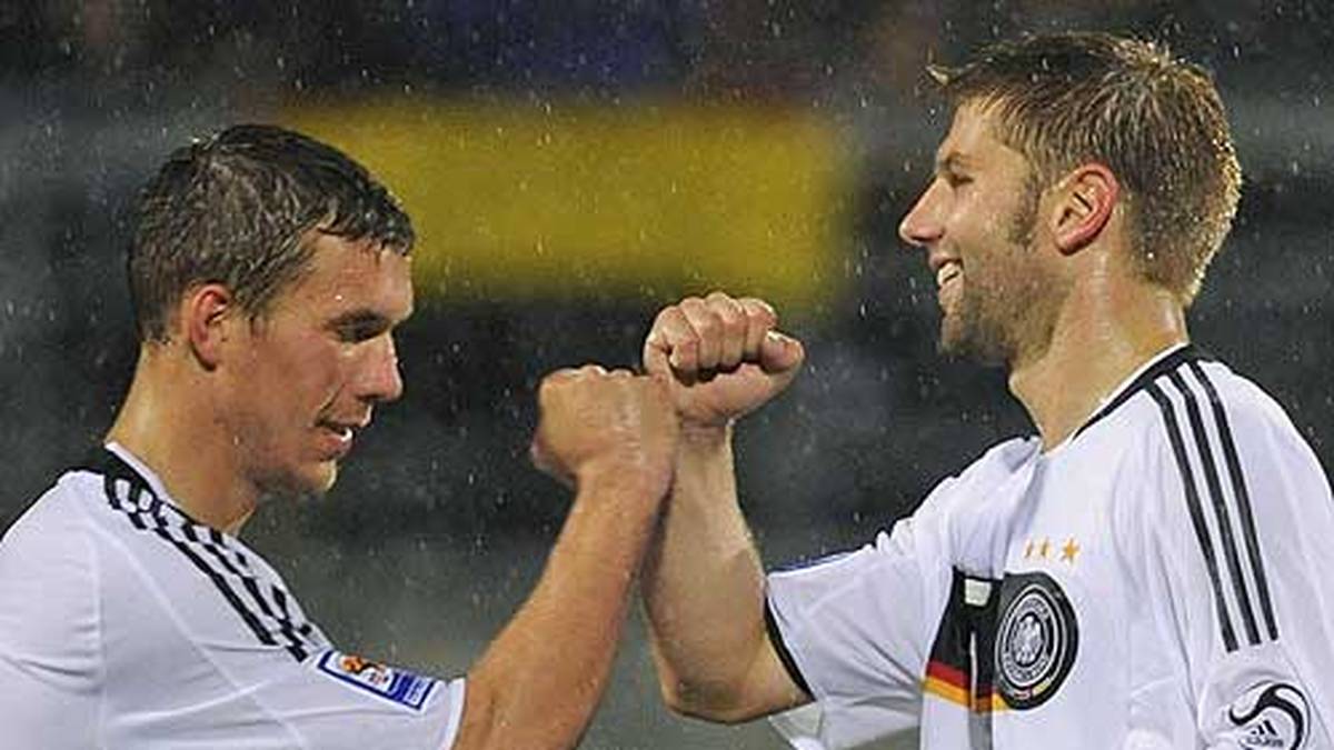 Bei der EM-Endrunde 2008 in Österreich und der Schweiz kommt Hitzlsperger (r., mit Lukas Podolski) in fünf von sechs Spielen zum Einsatz