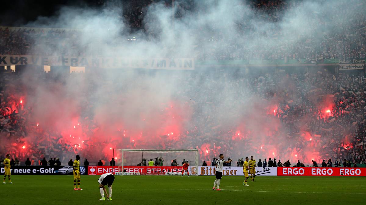 Dann wird auf der anderen Seite gezündelt: Im Frankfurter Block leuchten Bengalo-Fackeln