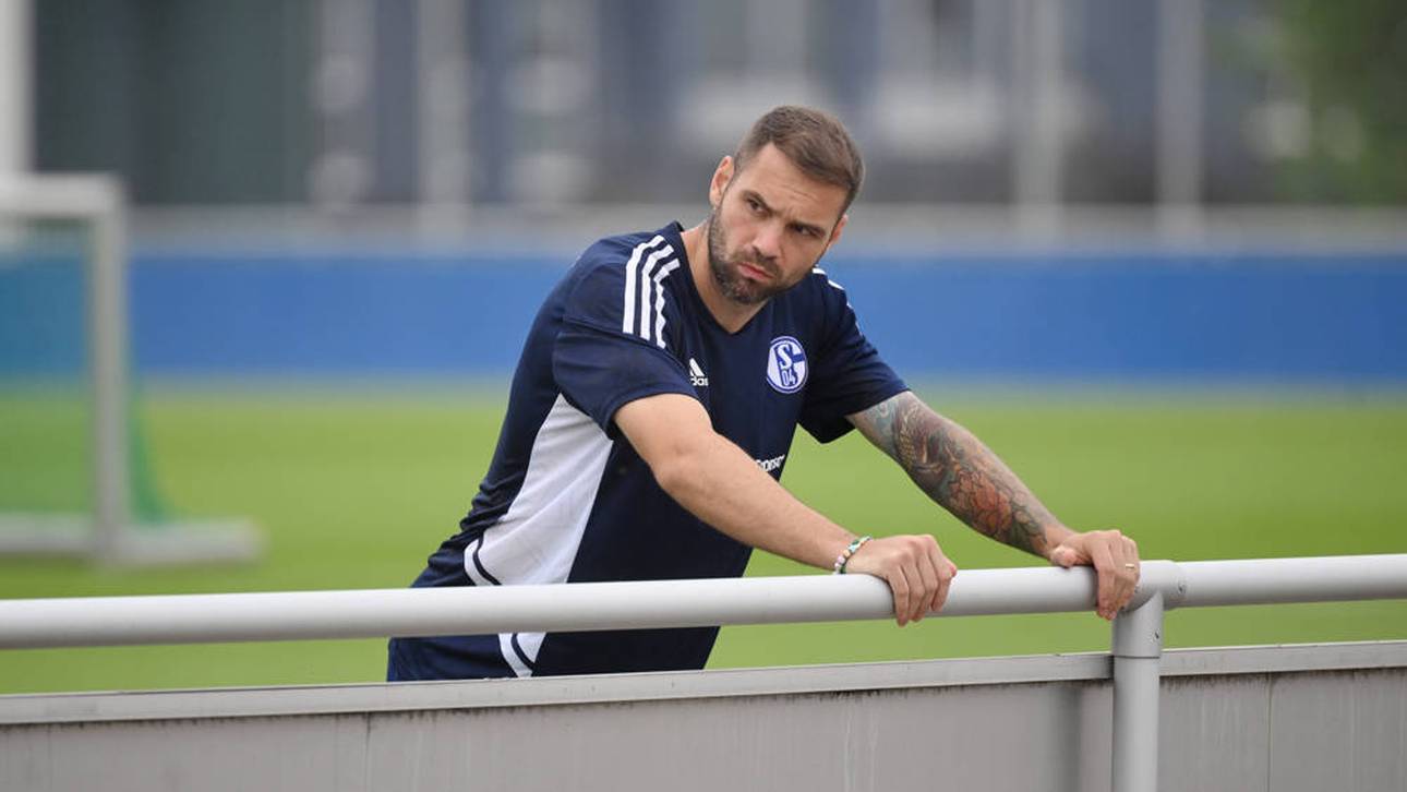 Schalke-Stürmer Pierre-Michel Lasogga sind im Regionalliga-Spiel bei Fortuna Düsseldorf II die Sicherungen durchgebrannt