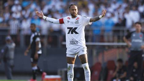 Santos-Geschäftsführer Alexandre Mattos lobt Neymar. Der Superstar habe PSG erst zu einem weltweiten Top-Klub gemacht und soll Santos sowie die brasilianische Nationalmannschaft weiter unterstützen.