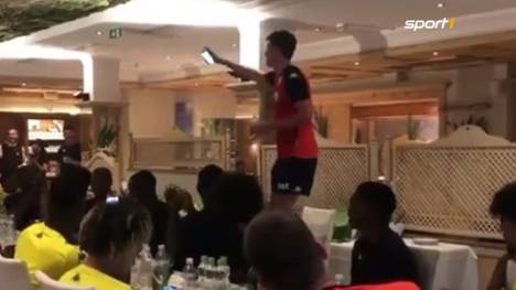 Zum Einstand in Monaco muss Alexander Nübel standesgemäß einen Song performen. Die Bayern-Leihgabe wählt einen Mega-Hit von Helene Fischer.