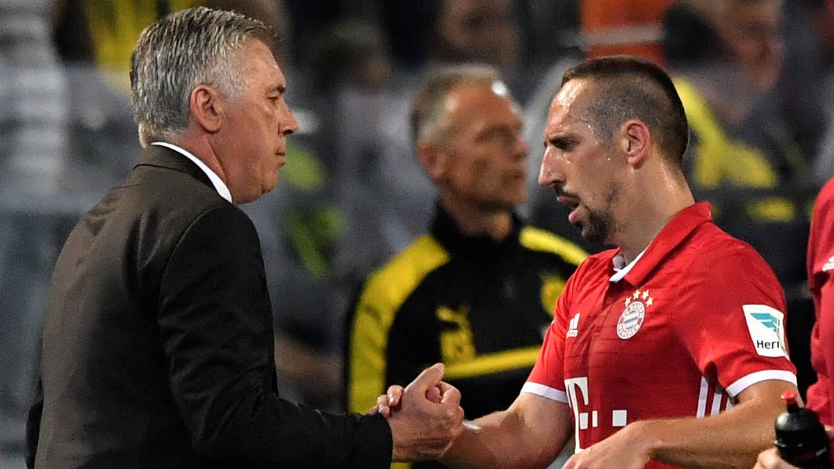 Bayerns Trainer Ancelotti nimmt Ribery in der 65. Minute aus dem Spiel. Ob er ihm ein paar Worte mitgegeben hat? 