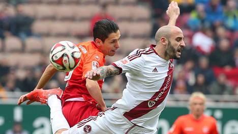 Der 1. FC Kaiserslautern um Karim Matmour (l.) im Duell mit Javier Pinola vom 1. FC Nürnberg