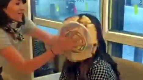 Iker Casillas' Freundin Sara Carbonero bekommt einen Kuchen ins Gesicht gedrückt