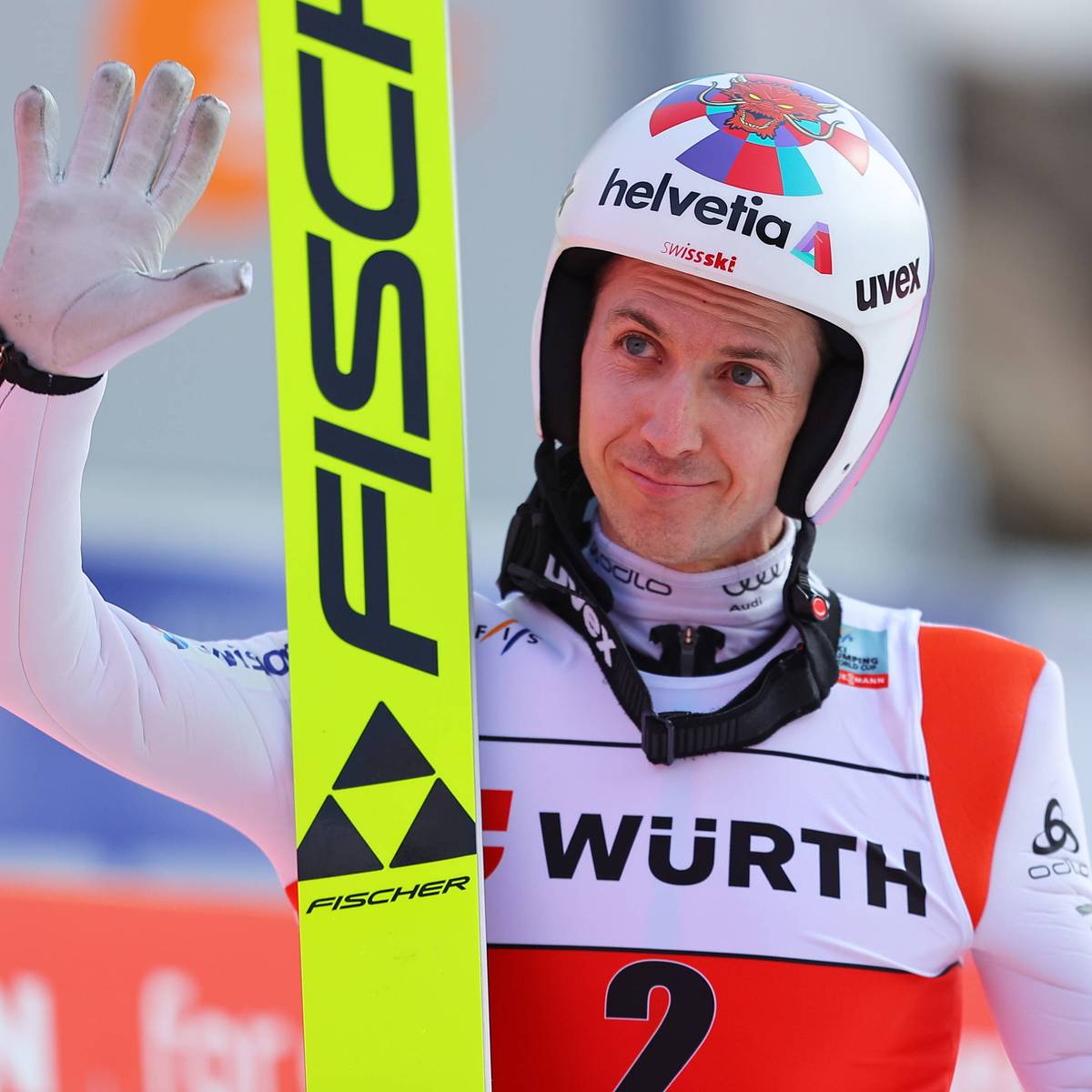 Simon Ammann verkündet, dass er seine Karriere fortsetzt, jedoch macht der Schweizer Skispringer klar, dass der Sport nicht mehr die höchste Priorität in seinem Leben hat.