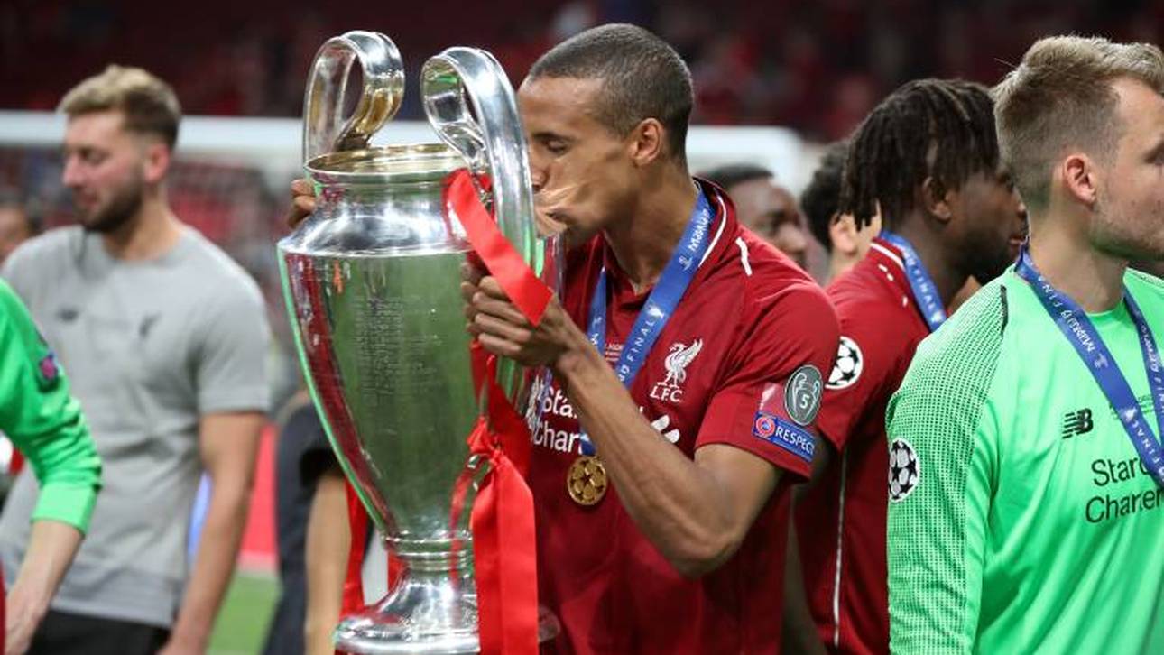 Joel Matip, 2019, mit der Champions-League-Trophäe