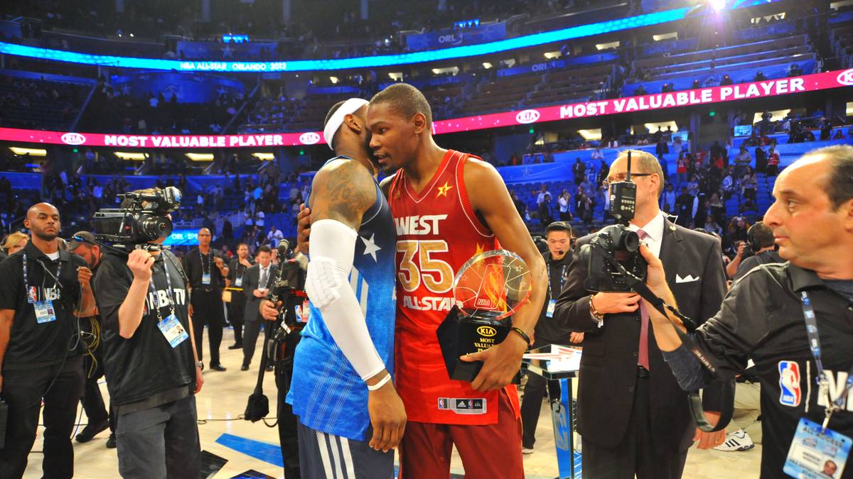 Am Ende des All-Star Weekends haben sich aber alle wieder lieb. LeBron James (l.) gratuliert Kevin Durant zum Sieg und Gewinn des MVP-Titels 