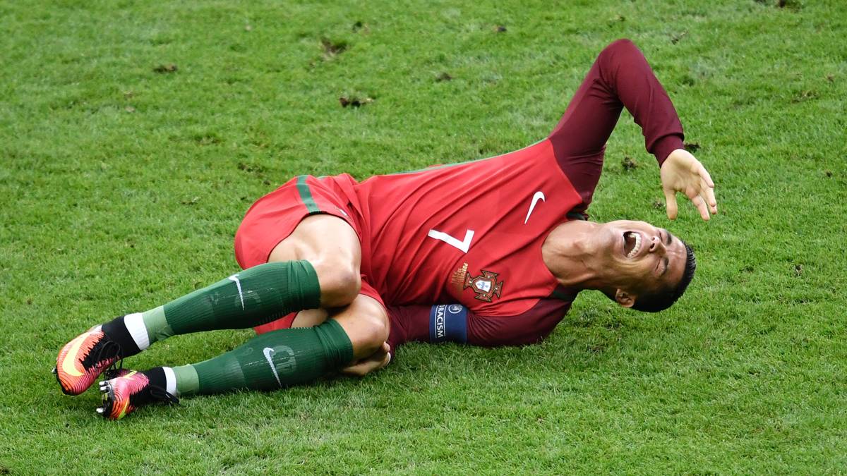 Ronaldo krümmt sich mit Schmerzen auf dem Rasen