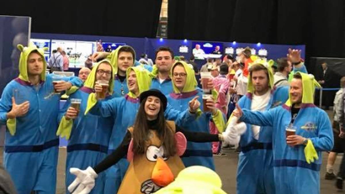 Mr. Potato und seine Green Men wollen nicht in die Unendlichkeit, sondern fühlen sich beim Darts auch sehr wohl