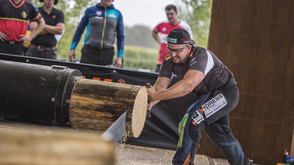 Um die Gleitfähigkeit der Säge zu erhöhen, darf diese mit einem Ölgemisch besprüht werden. Außerdem darf von einem Helfer ein Keil zwischen die Holzscheibe und den Holzblock getrieben werden.  Der Rekord liegt hier bei 9,39 Sekunden