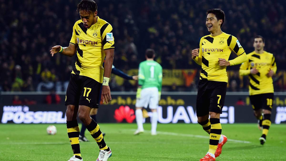 Währenddessen legt Aubameyang eine flotte Sohle auf den Rasen. Kagawa ist von der Michael-Jackson-ähnlichen-Performance des Kollegen begeistert
