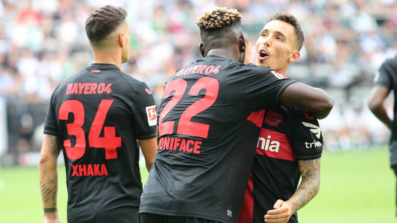 Die drei Neuzugänge Victor Boniface (#22 B04), Alejandro Grimaldo (#20) und Granit Xhaka (#34) sind bei Leverkusen gleich Schlüsselspieler