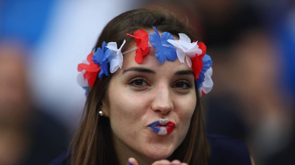 Wem widmet diese Dame wohl einen blau-weiß-roten Kuss?