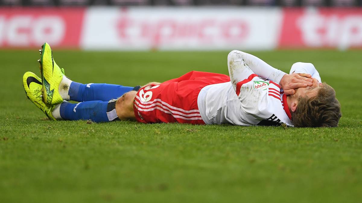 In Überzahl (der Mainzer Balogun wird beim Strafstoß des Feldes verwiesen) schafft der HSV keinen Treffer. Schipplock ist am Boden zerstört