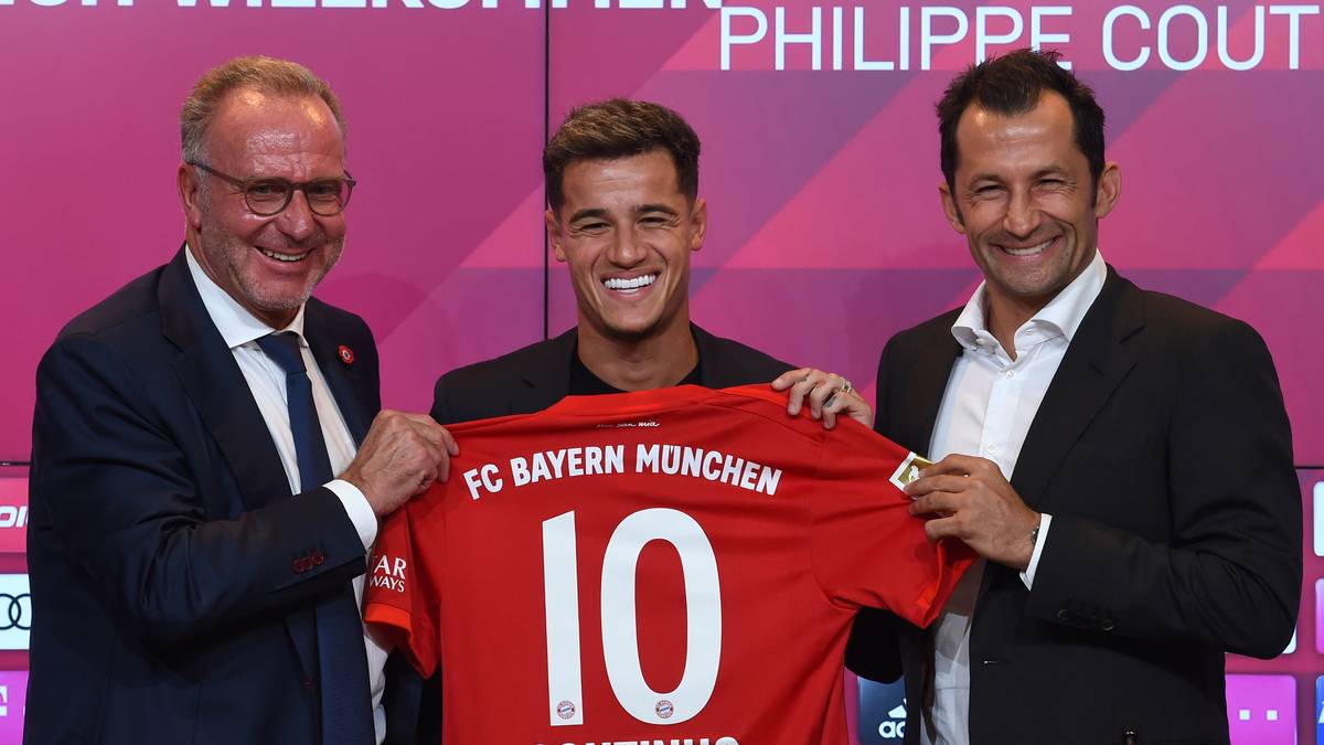 Da strahlen sie um die Wette: Bayern-Boss Karl-Heinz Rummenigge (l.), Coutinho und Sportdirektor Hasan Salihamidzic (r.). SPORT1 blickt zurück und zeigt, welche bekannten Bayern-Profis früher die Rückennummern der aktuellen Spieler trugen
