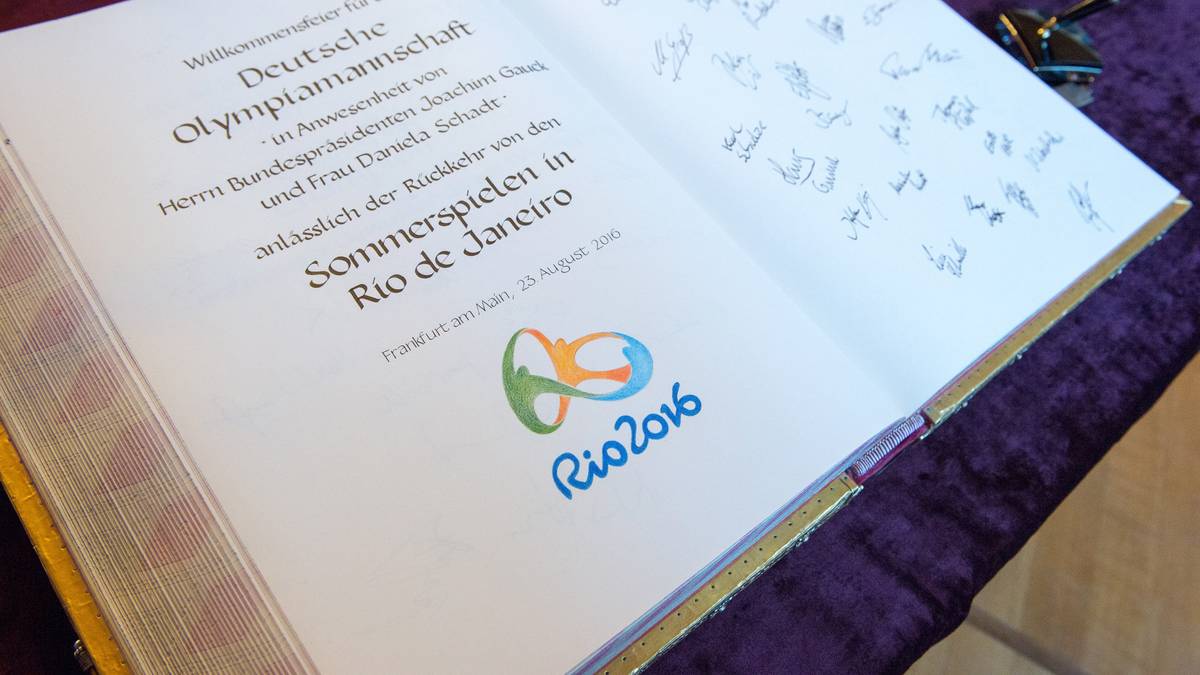 Die Medaillengewinner der deutschen Olympiamannschaft tragen sich ins Goldene Buch der Stadt Frankfurt ein - eine Seite reicht dabei nicht, denn mit 42 Mal Edelmetall hat das Team am Ende doch eine ordentliche Ausbeute mitgebracht