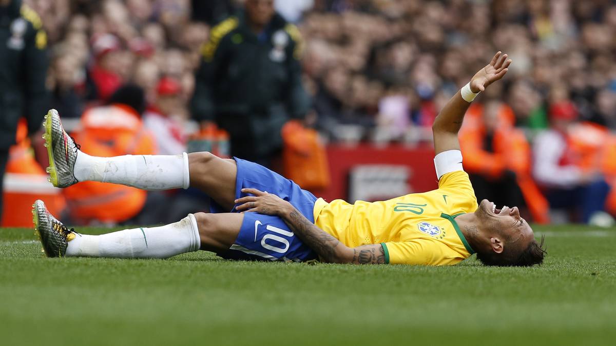 Auch die Teamverantwortlichen befürchten schon das Allerschlimmste. Erinnerungen werden wach an die WM, als sich der Offensivstar des FC Barcelona einen Rückenwirbel brach und danach lange ausfiel  