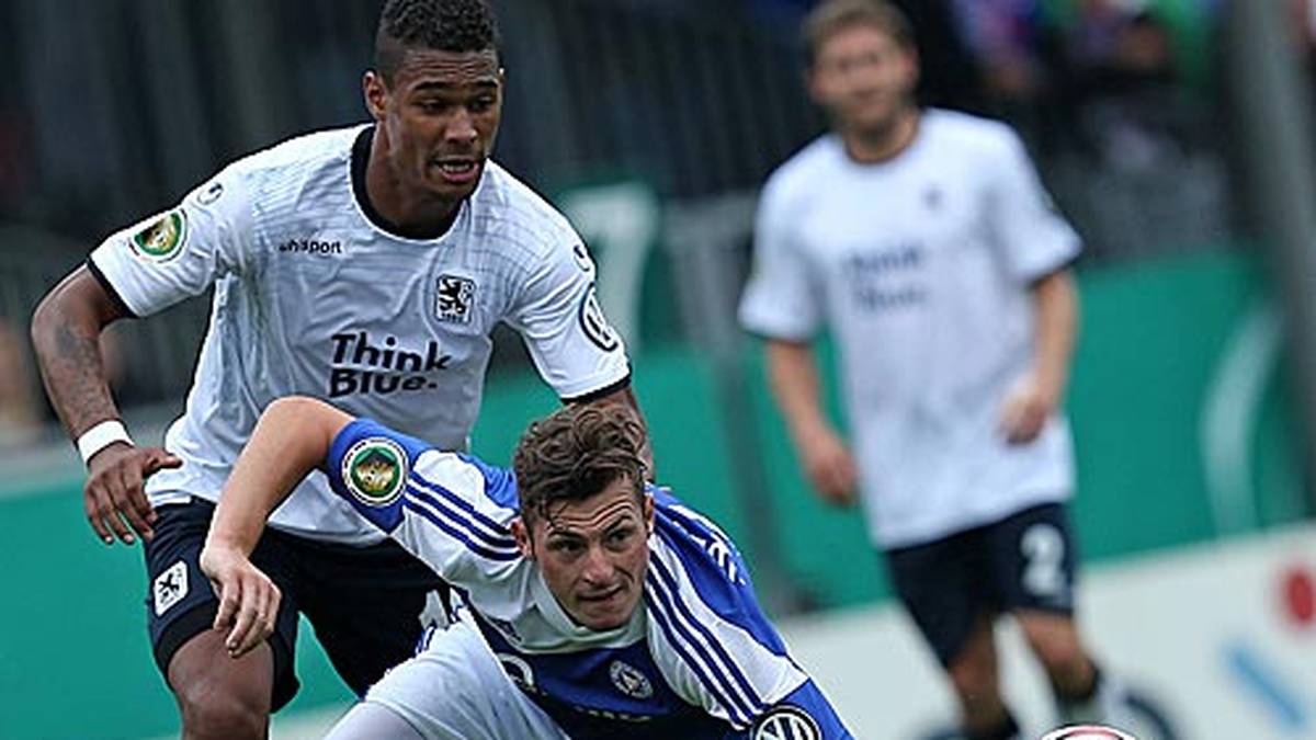 Rubin Okotie (l.) schoss das Siegtor für 1860 München gegen Holstein Kiel - ZUM DURCHKLICKEN: Die Bilder der ersten Pokalrunde
