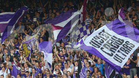 Fans des VfL Osnabrück feuern ihre Mannschaft an
