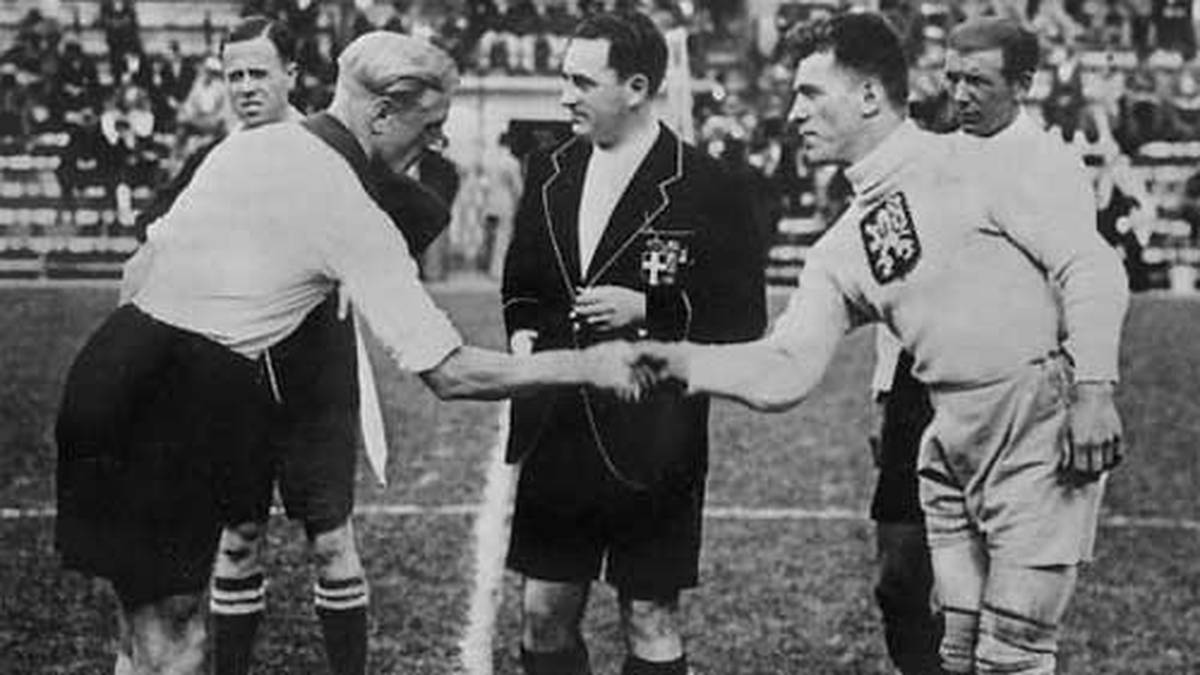 WM 1934 und 1938: Lang, lang ist's her: Fritz Szepan (l.) ist der erste DFB-Kapitän bei einer WM-Endrunde. Der Angreifer aus Schalke, ein gebürtiger Gelsenkirchener, erreicht mit seiner Mannschaft 1934 den dritten Platz