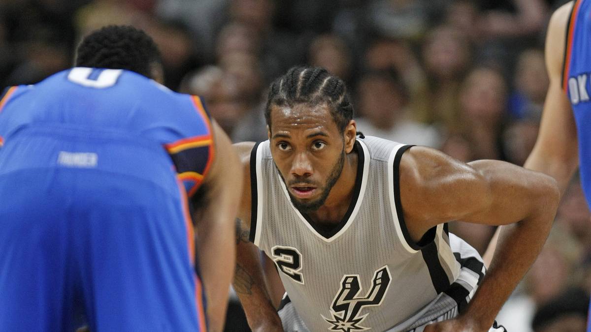 Kawhi Leonard von den San Antonio Spurs ist zum zweiten Mal in Folge zum besten Defensivspieler der NBA gewählt worden. Bei der Wahl der Jury aus 130 Sportjournalisten erhielt der 24-Jährige insgesamt 547 Punkte und wurde 84 Mal auf den ersten Platz gewählt
Der Small Forward ist erst der zweite Small Forward in der Geschichte, der die Auszeichnung zwei Mal nacheinander erhält. Leonard kommt in dieser Saison auf 1,8 Steals sowie 1,0 Blocks pro Spiel und wurde erstmals für das All-Star Team nominiert