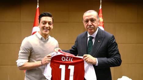 Dieses Bild mit Mesut Özil und Recep Tayyip Erdogan sorgte für viel Ärger