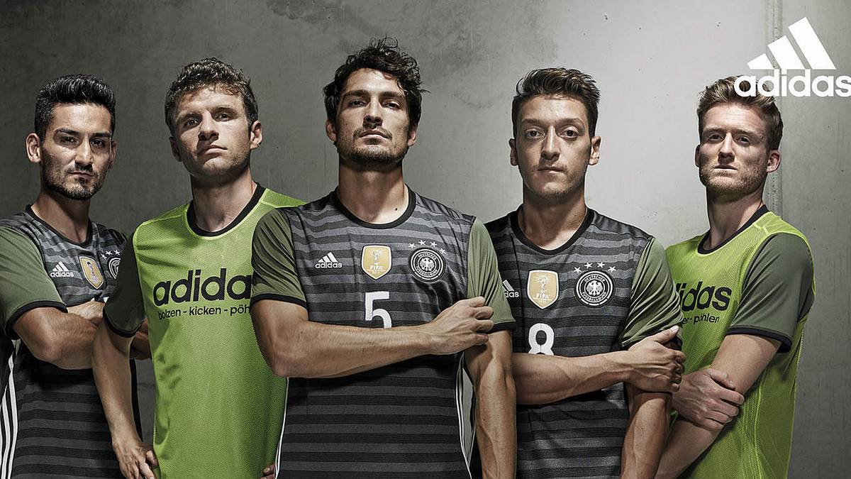 Neue Wege beschreitet das DFB-Team dagegen mit dem neuen Ausweichtrikot. In grünen Streifen, abwechselnd hell und dunkel, kommt es daher. Und der Clou: Dreht man es auf links, wird ein Trainingsshirt draus