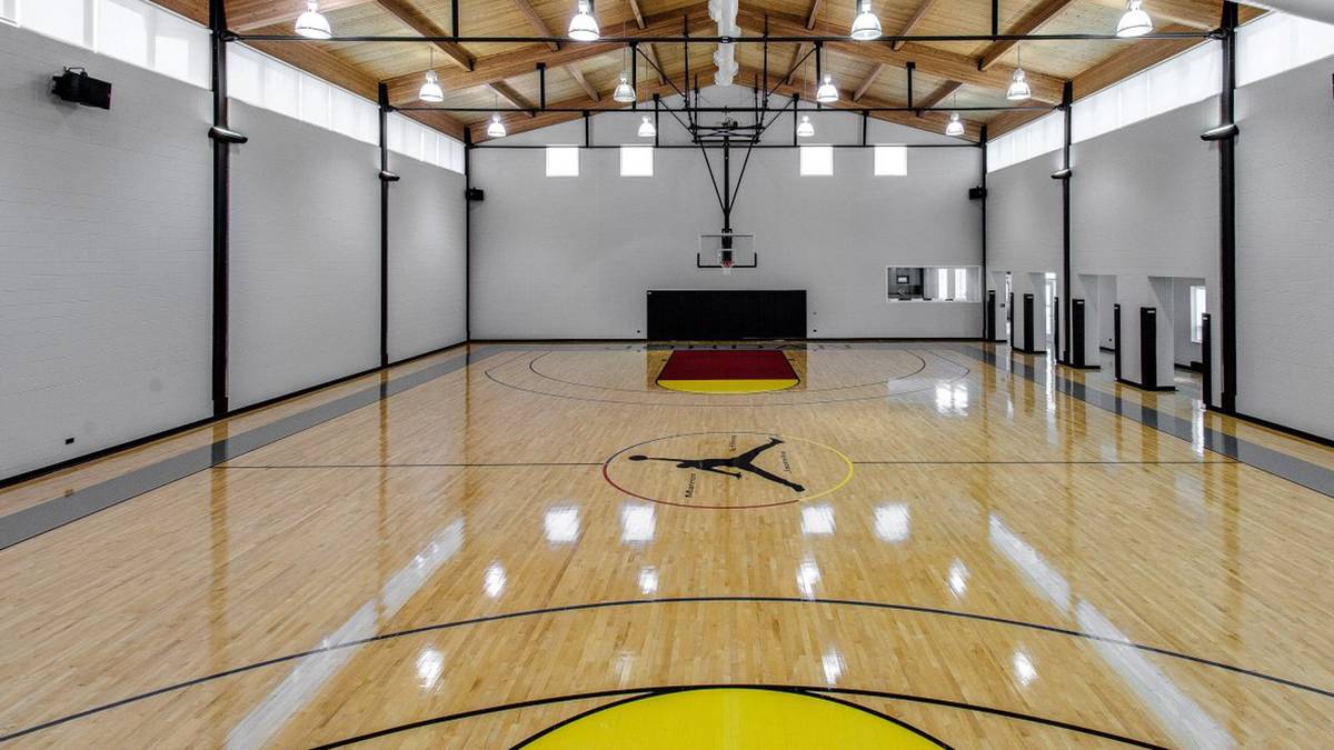 Drinnen gibt es für Sportler einen eigenen Basketballcourt sowie einen überdimensionalen Fitnessraum