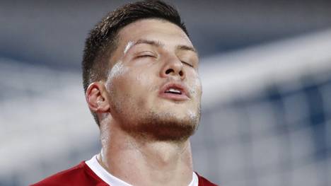 Wie spanische Medien mit Verweis auf die serbische Nachrichtenagentur Tanjug berichten, könnten Luka Jovic sechs Monate Haft drohen.