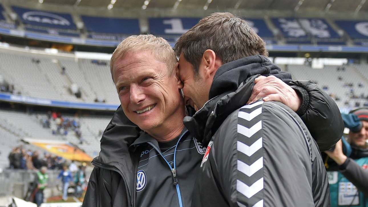 Torsten Fröhling (l.) bejubelt seinen ersten Sieg als Chefcoach von 1860 München