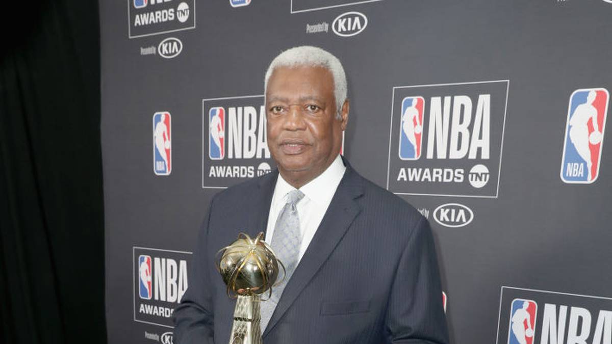 PLATZ 6 - OSCAR ROBERTSON (26,0 PER): In der heutigen NBA wäre der frühere Point Guard wohl ebenfalls ein echter Superstar. Denn die Zahlen aus der Saison 1961/1962 - seinem zweiten Jahr - 30,8 Punkte, 12,5 Rebounds und 11,4 Assists im Schnitt, kann aktuell kein NBA-Spieler toppen. "Nur" eine Meisterschaft mit den Milwaukee Bucks konnte Robertson in seiner Karriere gewinnen