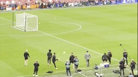 Nach seinem Zaubertor mit dem Außenrist vor dem CL-Halbfinale in Paris, möchte Karim Adeyemi dieses Kunststück auch vor dem Finale wiederholen. Dieses Mal stiehlt ihm allerdings ein Stürmerkollege die Show. 