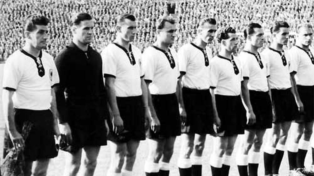 Fünf Jahre nach dem Zweiten Weltkrieg darf die deutsche Mannschaft 1951 wieder aktiv werden, Fritz Walter (l.) wird ihr Kapitän und führte sie 1954 zum ersten WM-Titel. Später wurde er der erste Ehrenspielführer des DFB