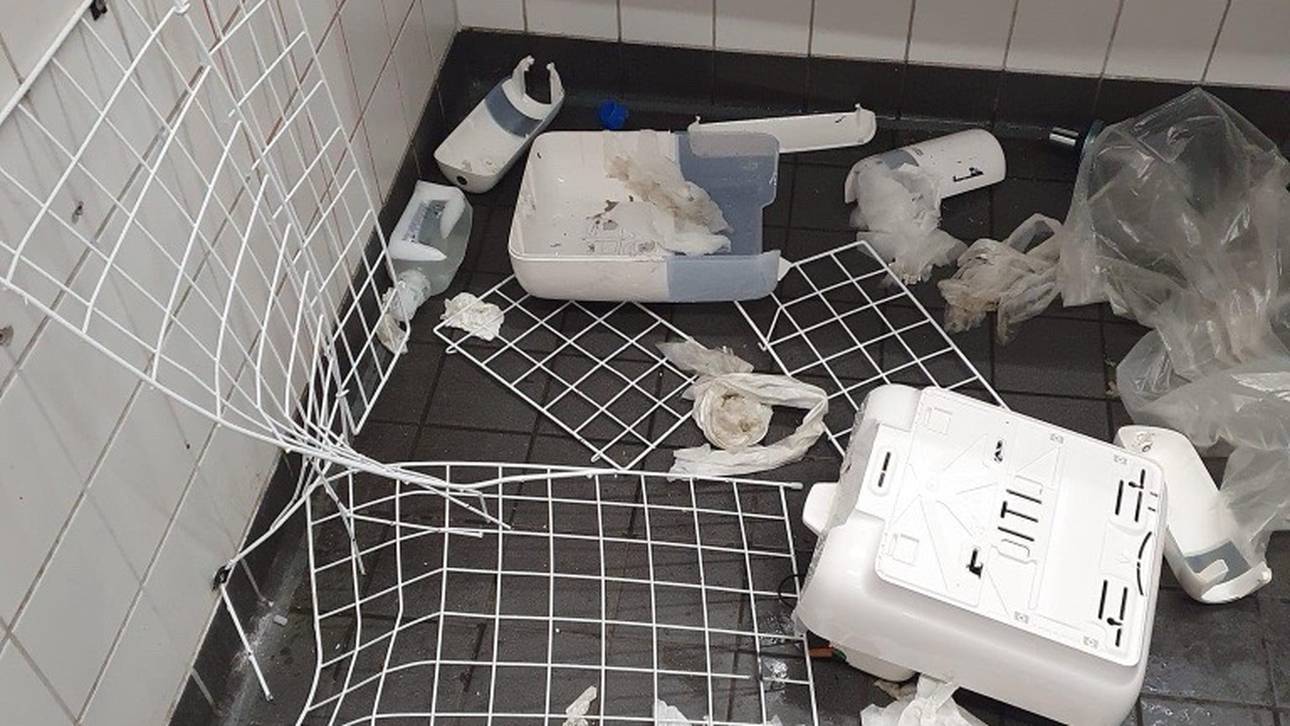 Auf dem Boden liegen abgetretene Tuch- und Seifenspender