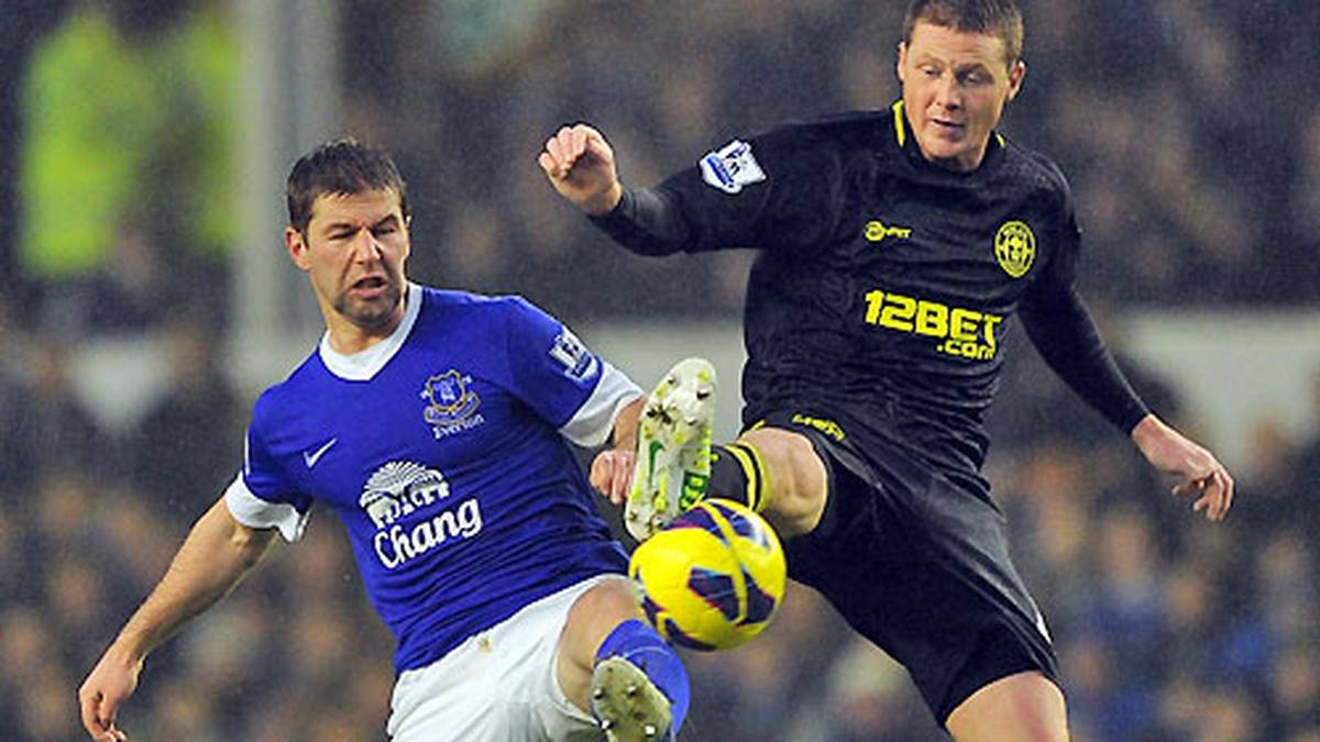 Auf Vereinsebene will er aber noch einmal angreifen. Im Oktober 2012 heuert Hitzlsperger (l.) beim FC Everton in England an