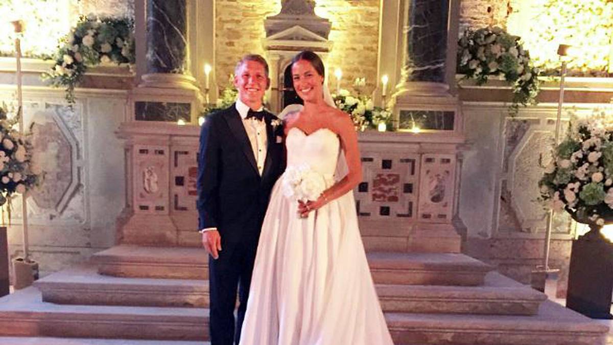 Um 20.48 Uhr ist es öffentlich: "Mr & Mrs", schreibt die Braut auf Twitter unter ein gemeinsames Bild aus der Kirche...