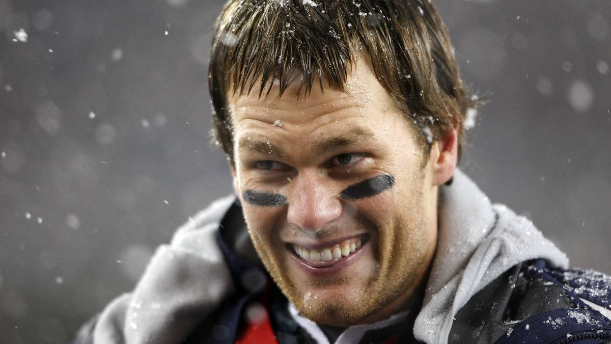 2009 ist der Quarterback wieder da und stellt einen neuen NFL-Rekord auf. Im Spiel gegen die Tennessee Titans gelingen ihm in einem Viertel ganze fünf Touchdown-Pässe. Bemerkenswert war die Leistung vor allem deshalb, weil es während des Spiels heftig schneite