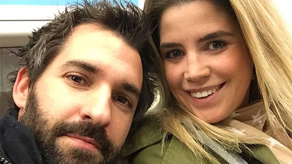 Auch Timo Glock schaut zusammen mit seiner Frau im Ally Pally vorbei. Der ehemalige Formel-1-Pilot und jetzige DTM-Fahrer ist schon seit Jahren bekennender Darts-Fan (Copyright: twitter@realTimoGlock)