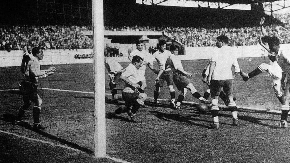 1930: Gastgeber Uruguay wird zum ersten Weltmeister der Geschichte