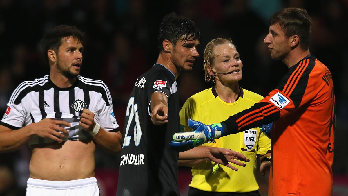 Selbst an der Pfeife ist Steinhaus in der 1. und 2. Bundesliga. Auch bei Frauen-WM und olympischen Turnieren ist sie im Einsatz