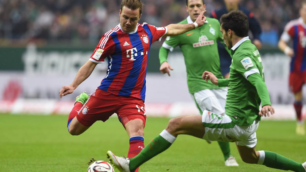 Dann geht es aber endlich los! Mario Götze versucht es direkt mit einem Schuss, aber er wird abgeblockt