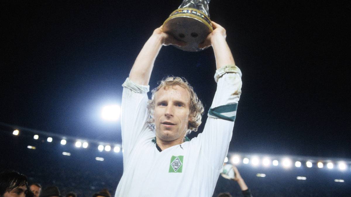 BERTI VOGTS (ABWEHR): Der "Terrier", mit 419 Bundesliga-Einsätzen der Rekordspieler Gladbachs, ebenfalls bei den fünf Meisterschaften der Siebziger dabei, Kapitän und echter Leader bei den UEFA-Cup-Siegen 1975 und 1979. Weltmeister 1974 nicht zu vergessen