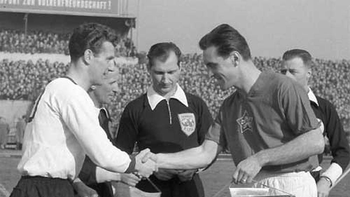 Hans Schäfer (l.) war schon beim "Wunder von Bern" dabei und übernahm 1957 erstmals die Kapitänsbinde - die er auch bei den WM-Turnieren 1958 und 1962 trug